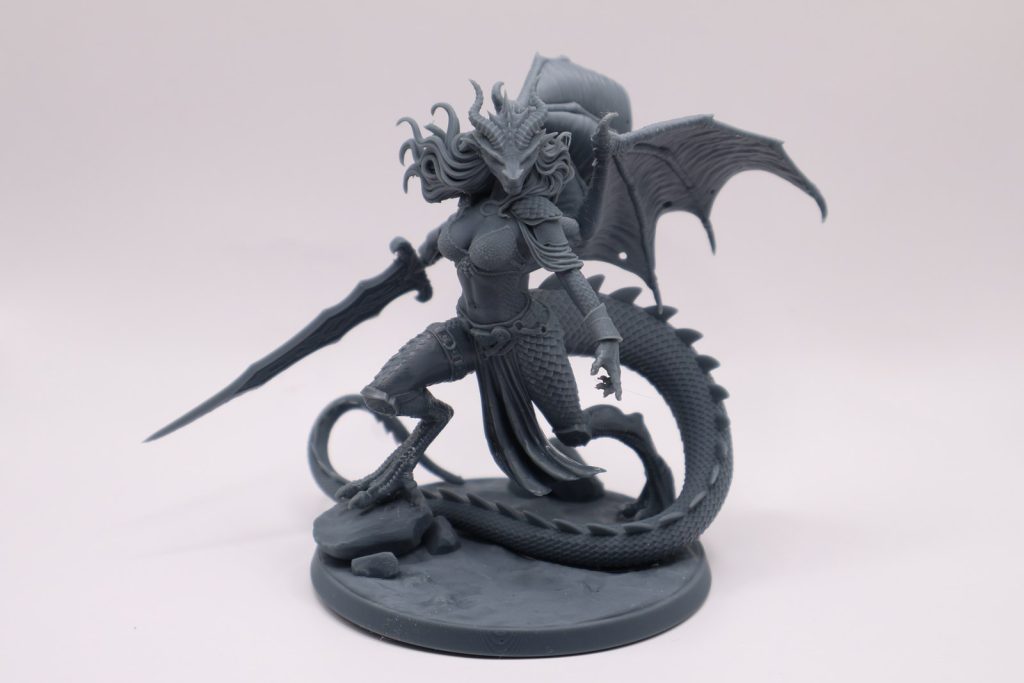 Smocza Wojowniczka 75mm – figurka RPG z druku 3D